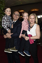 "Transparent" Hauptdarsteller und Golden Globe Gewinner 2015 Jeffrey Tambor (Krawatte: Tommy Hilfiger) und seine Frau Kasia sowie 2 ihrer 4 Kinder, Hugo und Eli  (© API (c.) Jessica Kassner)